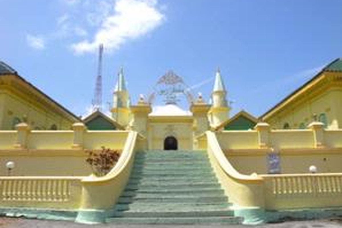 Masjid Sultan Riau di Pulau Penyengat. Di pulau ini terdapat beberapa kampung dengan peninggalan pada masa Kerajaan Melayu Riau Lingga.