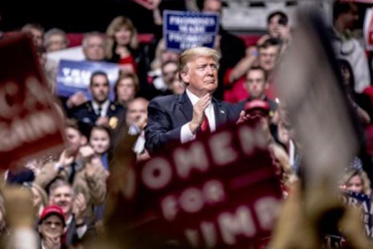 Presiden Amerika Serikat Donald Trump berbicara di depan massa pendukungnya, Rabu (15/3/2017), di Nashville, Tennessee.  