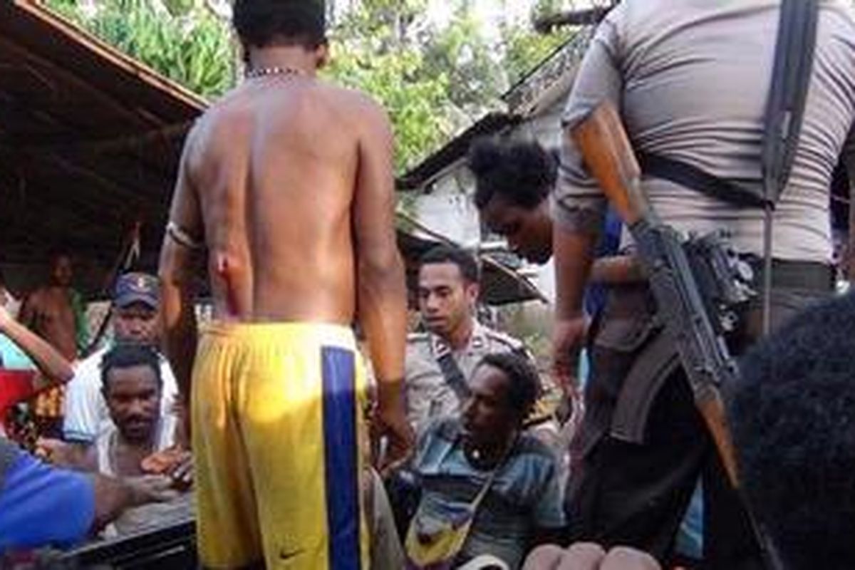 Korban bentrokan antara 2 kampung di Distrik Kwamki Narama, Minggu (3/6/2012). 