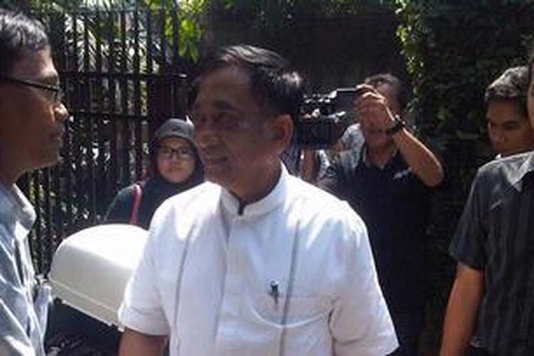 Kedatangan Hendardji (tengah) disambut Ketua AJI Jakarta, Umar Idris di Sekretariat AJI, Jalan Kalibata Timur IV No. 10, Jakarta Selatan, Rabu (13/6/2012). Hendardji menantang AJI terkait independensi berita Pilkada DKI Jakarta.