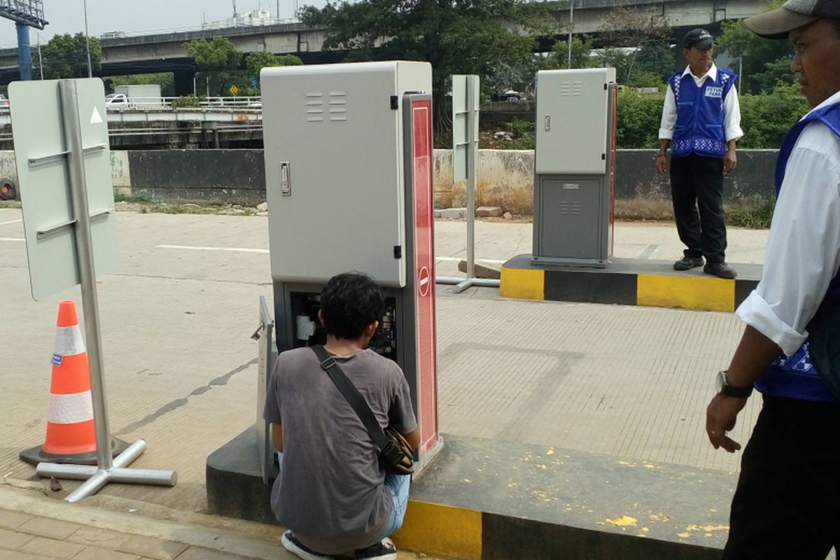Seorang teknisi tengah memperbaiki mesin gate parking Kalijodo, Senin (8/5/2017).