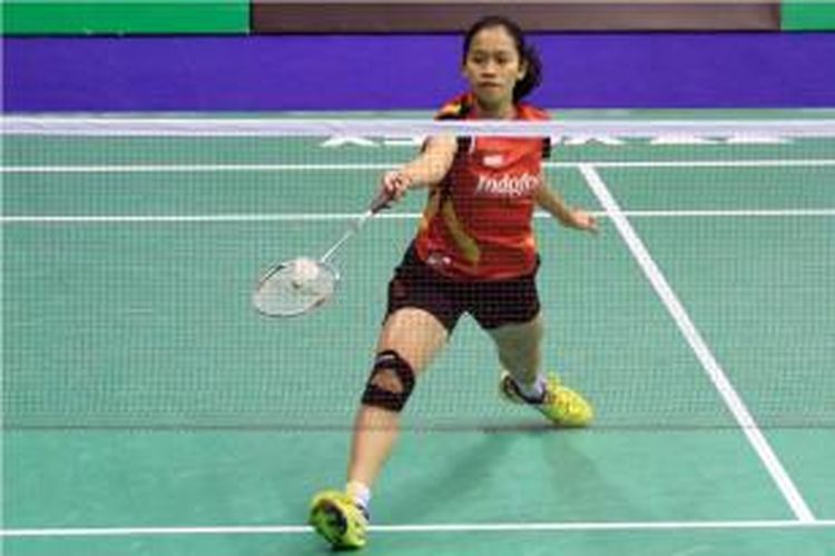 Tunggal putri Indonesia, Aprilia Yuswandari mengembalikan serangan tunggal Hongkong, Cheung Ngan Yi, pada babak pertama Hongkong Open Superseries 2013, di Stadion Hongkong Coliseum, Rabu (20/11/2013). 