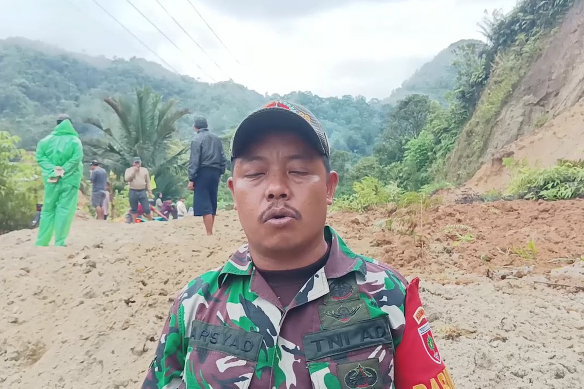 Seorang ibu hamil di Mamasa, Sulawesi Barat harus ditandu untuk melahirkan karena desanya terjebak longsor, Kamis (23/5/2024).