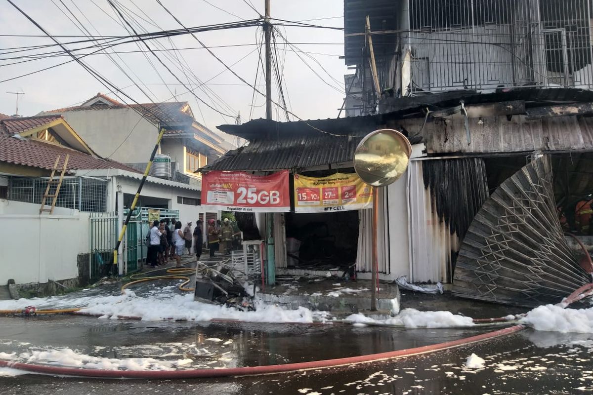 Rumah yang dijadikan penampungan gas LPG dan toko kelontong di Jalan Langit-langit RT 02/RW 05 Kayu Putih, Pulogadung, Jakarta Timur, hangus terbakar, Kamis (1/7/2021).