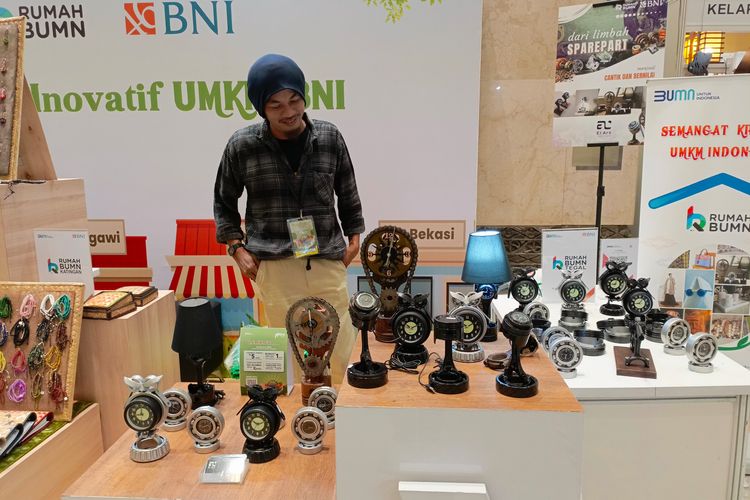 Edi, Owner El Art pada pameran INACRAFT 2023 di JCC, Senayan pada Kamis (5/10/2023).