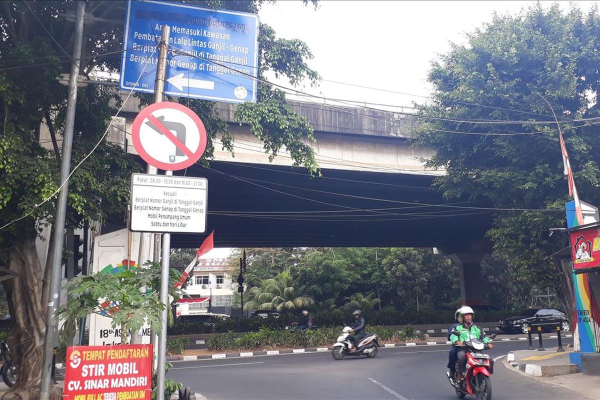 Rambu larangan di kawasan pemberlakuan sistem ganjil genap di Jakarta Timur, Senin (12/8/2019).