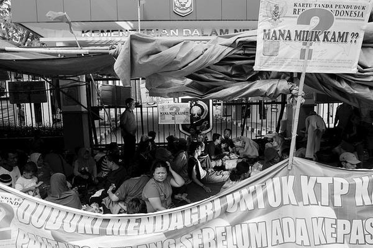 Warga Tanah Merah, Plumpang, Jakarta Utara, mendirikan tenda di depan pintu masuk Kementerian Dalam Negeri, Jakarta, Senin (9/1). Mereka menuntut untuk didata dalam pembuatan KTP elektronik.