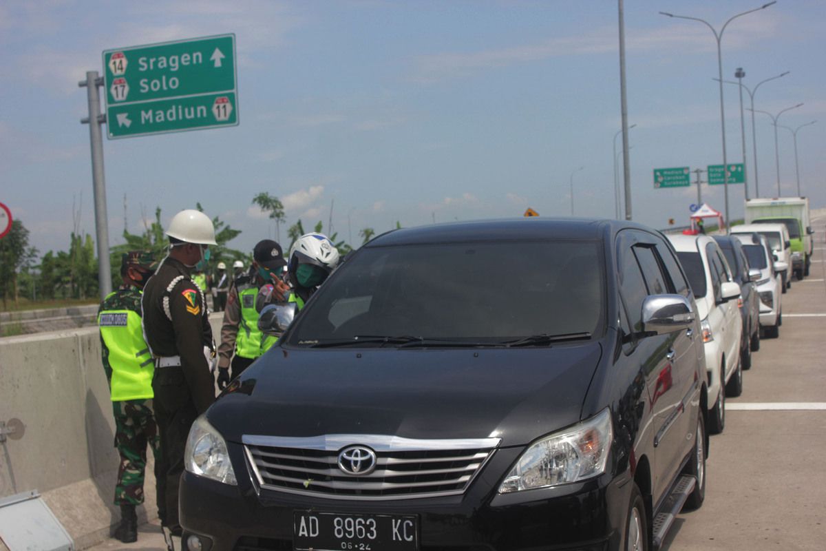 Penyekatan di pintu exit tol Ngawi. Selama 8 hari penyelatan .700 kendaraan dipaksa putar balik di pintu exit tol Ngawi.