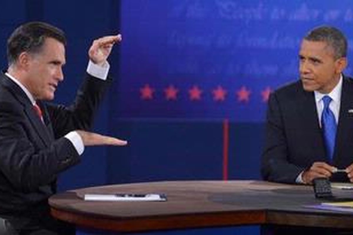 Presiden AS Barack Obama berhadapan dengan Mitt Romney dalam debat ketiga calon presiden AS yang diadakan di Lynn University di Boca Raton, Florida, Senin (22/10/2012). Ini merupakan debat capres terakhir sebelum hari pemungutan suara pada 6 November mendatang.  