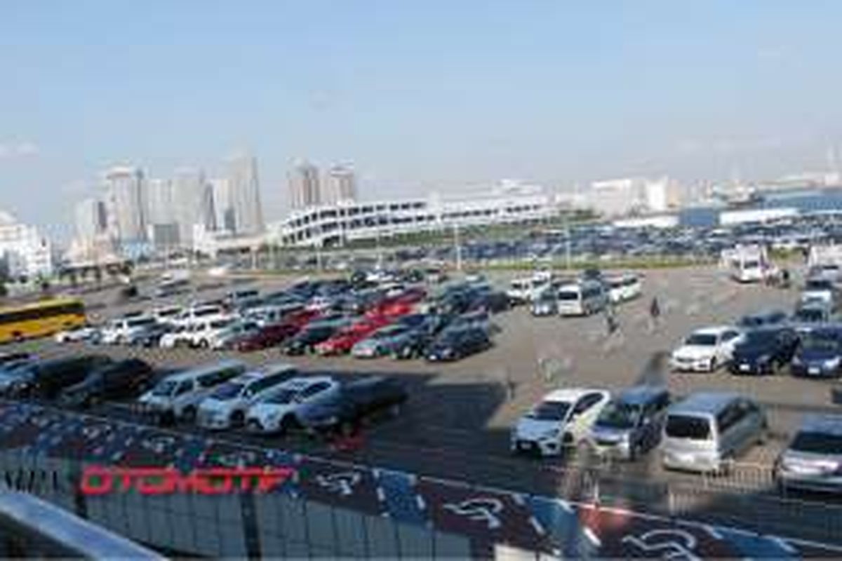 Lahan parkir di Makuhari Messe, Prefektur Chiba, Jepang, saat Tokyo Motor Show 2015.