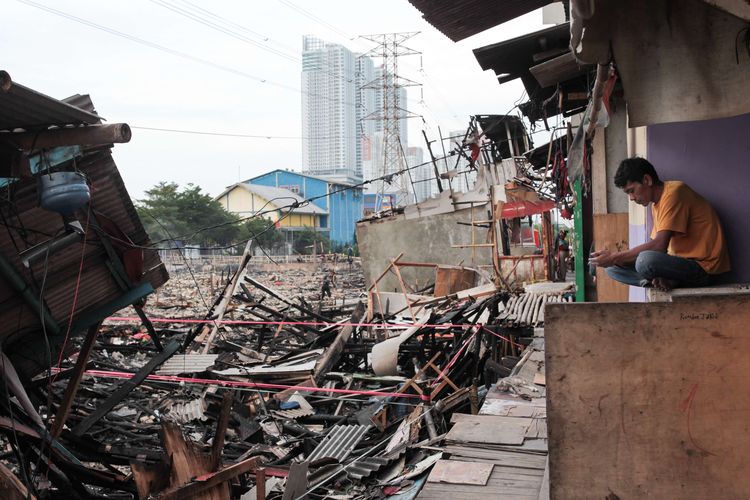Sisa kebakaran di pemukiman kawasan Tanah Bolong, Penjaringan, Jakarta Utara, Minggu (23/4/2023). Sebanyak 226 jiwa yang terdiri dari 78 kepala keluarga terpaksa mengungsi karena kehilangan tempat tinggal.