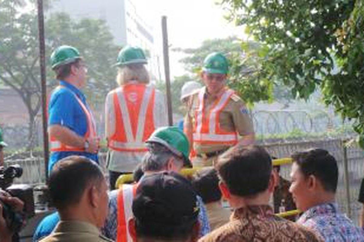 Gubernur DKI Jakarta Basuki Tjahaja Purnama saat meninjau keadaan Kanal Banjir Barat (KBB) di Palyja, Jakarta Pusat, Selasa (19/5/2015). 