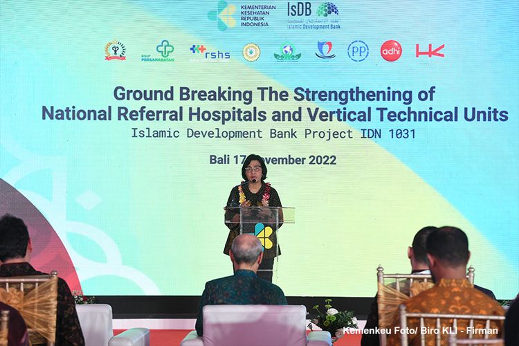 Menteri Keuangan Sri Mulyani Indrawati saat melakukan Groundbreaking Gedung Pelayanan Ibu dan Anak Program Strengthening of National Referral Hospitals and Vertical Technical Unit di RSUP Prof. I.G.N.G Ngoerah, Bali, Kamis (17/11/2022).