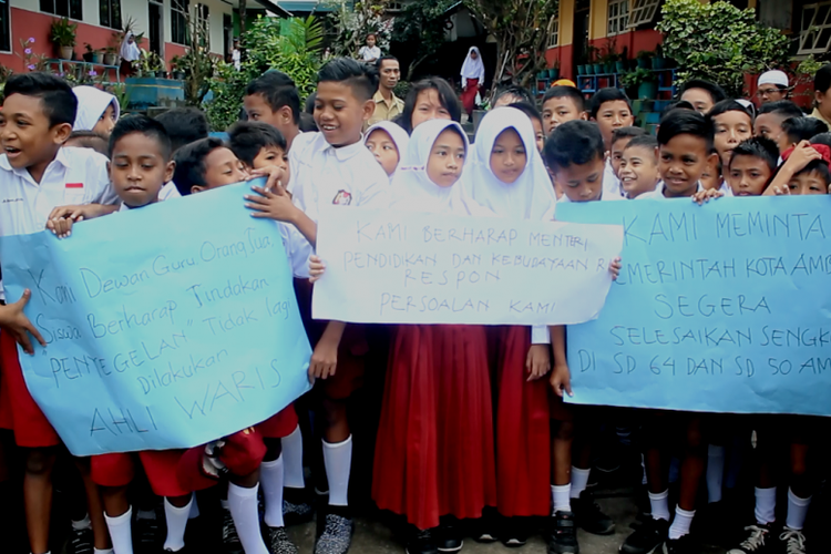 Ratusan siswa Sekolah Dasar Negeri 64 Ambon berunjuk rasa di sekolah memprotes penyegelan yang dilakukan pemilik lahan terhadap gedung sekolah itu, Senin (14/8/2017) 