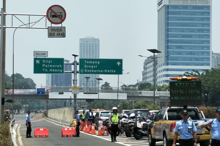 Pintu keluar tol dalam kota Cawang-Slipi dialihfungsikan sebagai pintu masuk tamu VVIP yang akan menghadiri acara pelantikan presiden dan wakil presiden terpilih di Kompleks Parlemen Senayan di Jalan Gatot Subroto, Jakarta Pusat pada Minggu (20/10/2019).