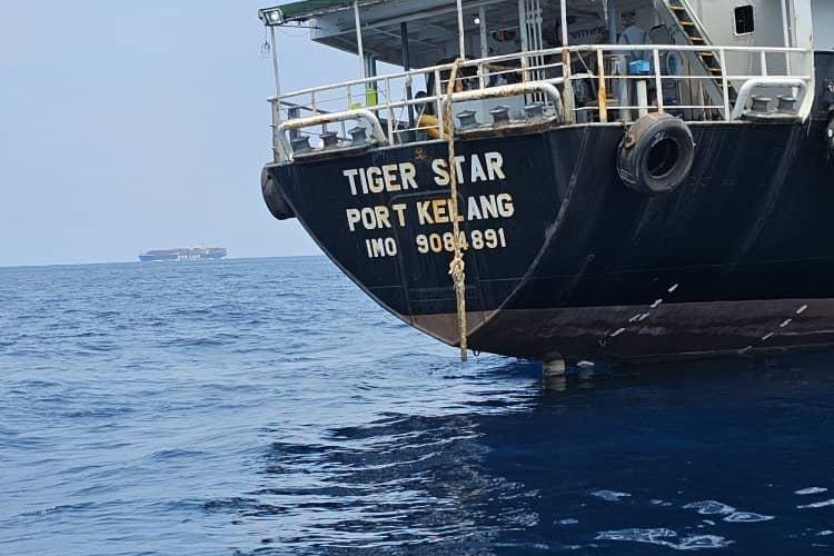 Kapal MT Tiger Star yang berasal dari Malaysia dilaporkan terbakar dan meledak sekitar pukul 22.00 WIB, Senin (17/4/2023) malam kemarin. Informasi tersebut pertama kali diketahui oleh MRSC Johor yang terjadi di Wilayah Perairan Malaysia dekat Perbatasan dengan Indonesia pada Koordinat 1°40.004UN- 104°40.000E,