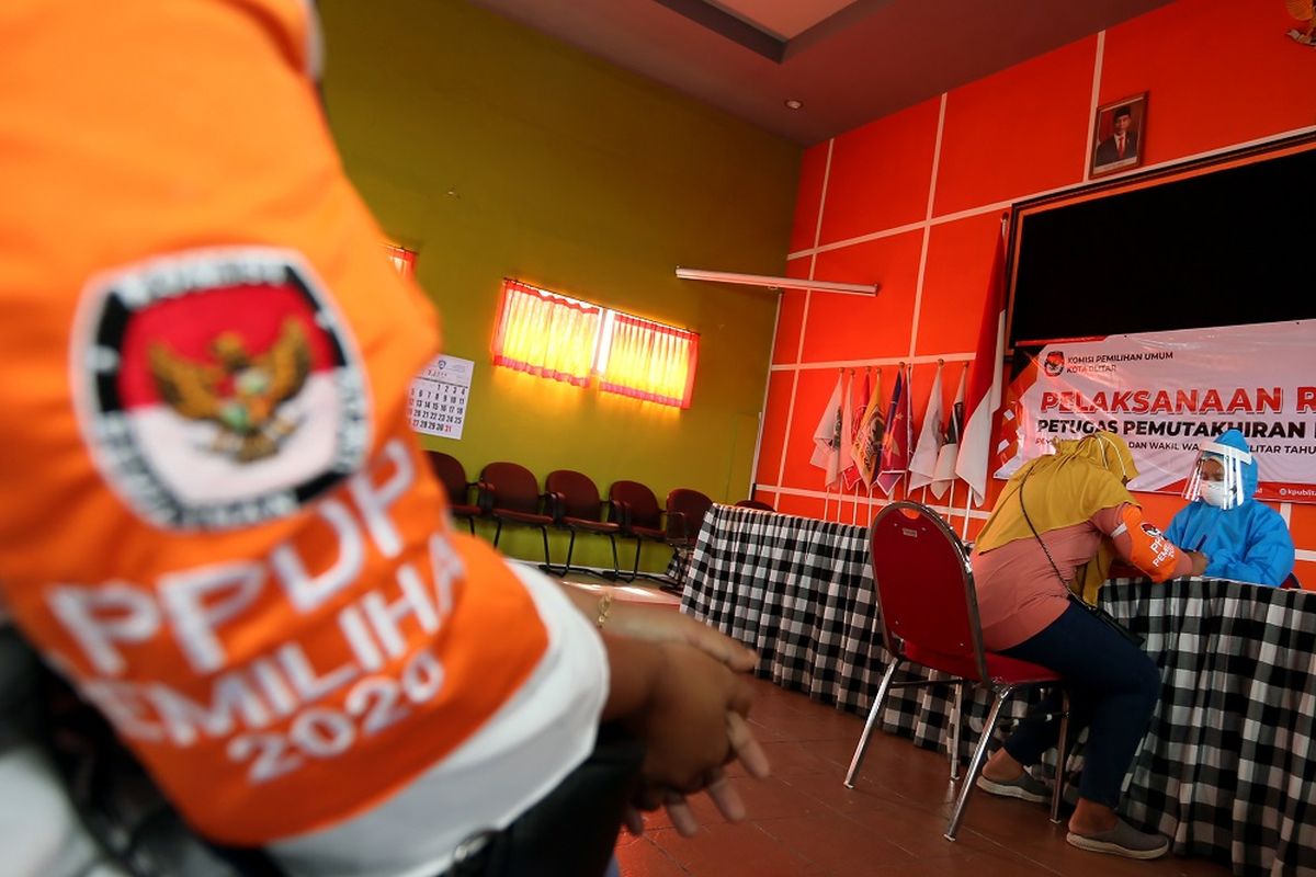 Petugas pemutakhiran data pemilih (PPDP) atau Coklit mengikuti tes cepat COVID-19 (rapid test) di Kantor KPU Kota Blitar, Jawa Timur, Minggu (12/7/2020). KPU Kota Blitar menggelar tes cepat terhadap 259 petugas PPDP Pemilu Serentak 2020 sebelum diterjunkan ke masyarakat dalam melakukan pencocokan data pemilih, guna memastikan kesehatan, serta mencegah penyebaran COVID-19. ANTARA FOTO/Irfan Anshori/foc.