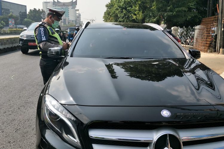 Pengendara Marcedes Benz ditilang di Jalan Salemba, Jakarta Pusat, Senin (9/9/2019).