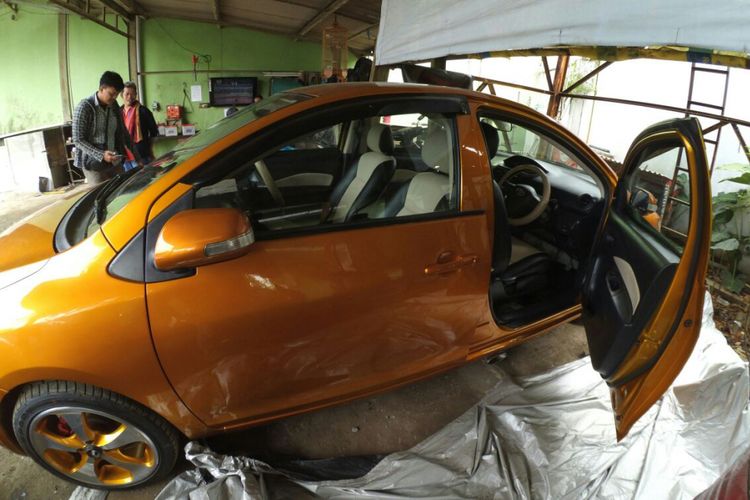 Penampakan mobil bermuka dua di Bandung. Mobil ini sempat viral karena bentuknya yang tak lazim.