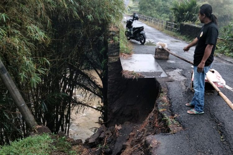 Ruas jalan di Desa Kedungurang, Kecamatan Gumelar, Kabupaten Banyumas, Jawa Tengah, terkikis akibat hujan yang terjadi, Selasa (9/8/2022) malam.