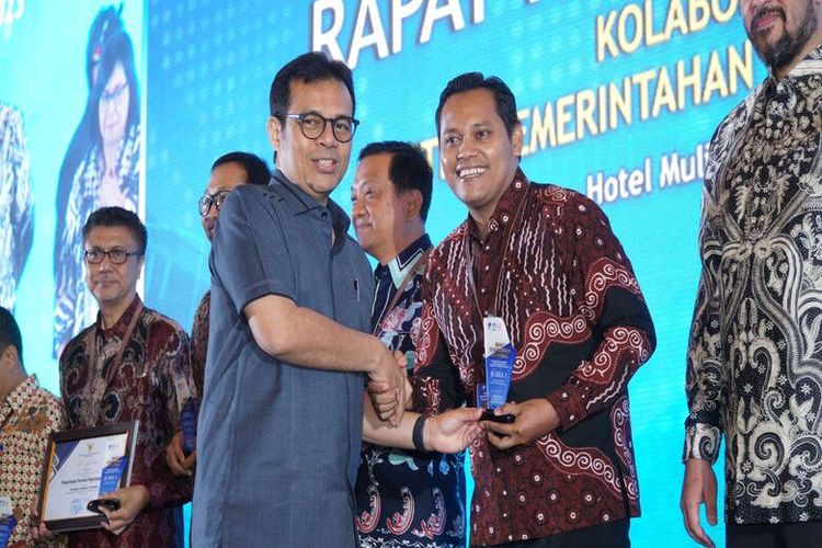 Nezar Patria menyerahkan penghargaan juara 1 kepada Sekda Kabupaten Klaten Jajang Prihono dalam Rakornas Kolaborasi Implementasi Sistem Pemerintahan Berbasis Elektronik Nasional Kemenkominfo RI di Hotel Mulia Jakarta, Selasa (17/10/2023) 