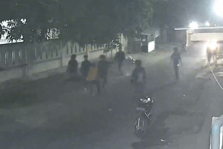 Rekaman CCTV Aksi Pengeroyokan Sadis OTK di Polman Viral, Korban Ditendang hingga Tersungkur