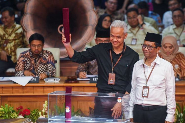 Calon presiden dan calon wakil presiden Ganjar Pranowo (kedua kanan) dan Mahfud MD (kanan) mengambil undian nomor urut pada Rapat Pleno Terbuka Pengundian dan Penetapan Nomor Urut Pasangan Capres dan Cawapres Pemilu Tahun 2024 di Gedung KPU, Jakarta, Selasa (14/11/2023). Pasangan Capres dan Cawapres dari Koalisi Perubahan Anies Baswedan dan Muhaimin Iskandar mendapat nomor urut satu, untuk pasangan Capres dan Cawapres dari koalisi Indonesia Maju Prabowo Subianto dan Gibran Rakabuming Raka mendapatkan nomor urut dua sedangkan untuk pasangan Capres dan Cawapres Ganjar Pranowo dan Mahfud Md mendapat nomor urut tiga. ANTARA FOTO/Galih Pradipta