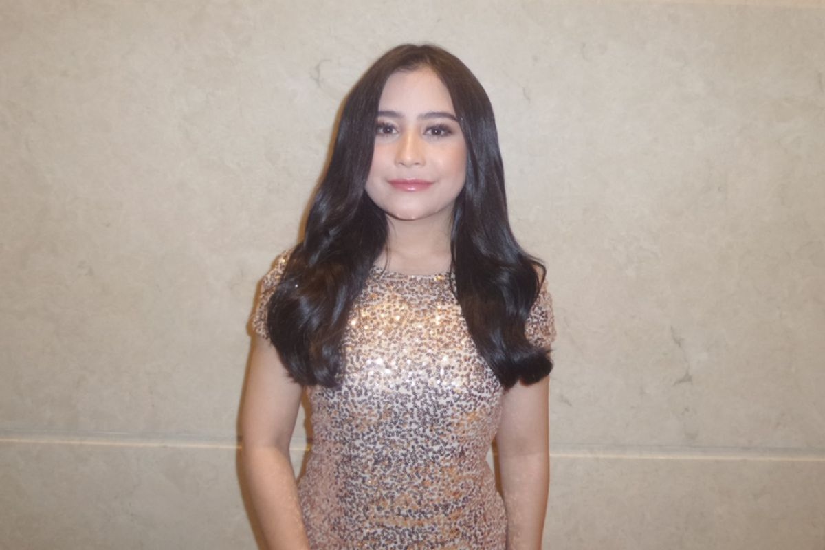 Prilly Latuconsina berpose saat menghadiri acara pengumuman nominasi Festival Film Indonesia (FFI) 2017 di Raffles Hotel, Jakarta Selatan, Kamis (5/10/2017) malam.