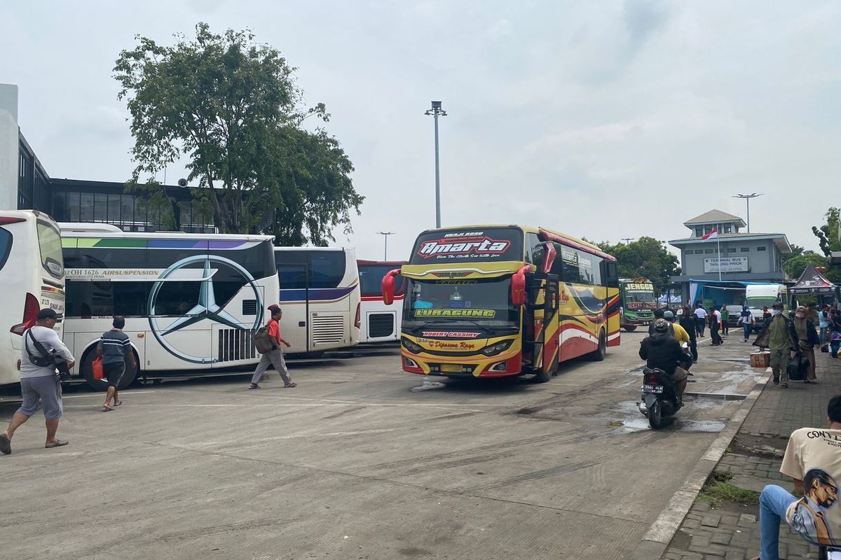Suasana di Terminal Tanjung Priok, Jakarta Utara pada Selasa (18/4/2023). Terlihat para pemudik sudah mulai memadati dengan menentang barang bawaan yang banyak. 