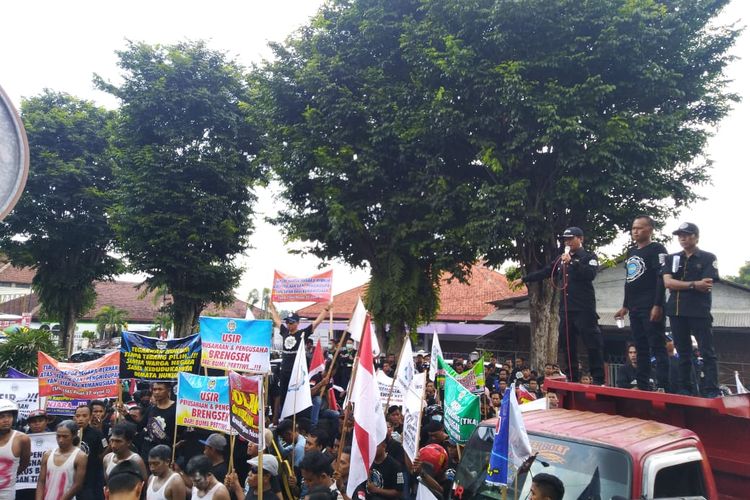 Ratusan buruh yang tergabung dalam Sarbumusi Jember menggelar aksi damai tolak RUU Omnibus Law