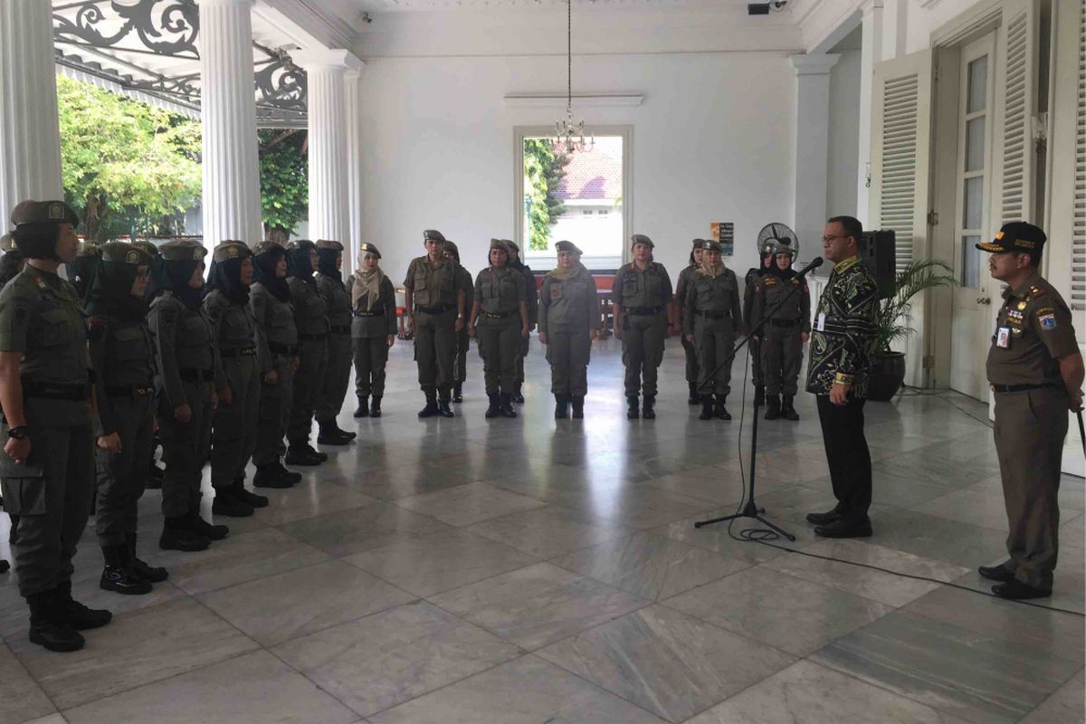 Gubernur DKI Jakarta Anies Baswedan mengirimkan 30  petugas Satpol PP perempuan untuk memastikan penutupan Hotel Alexis, Adapun pelepasan dilakukan di pendopo Balai Kota DKI Jakarta, Jakarta Pusat, Kamis (29/3/2018). 