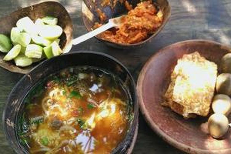 Soto Bathok Mbah Katro di Dusun Sambisari, Desa Purwomartani, Kecamatan Kalasan, Kabupaten Sleman, DI Yogyakarta yang semerbak kaldu sapi dan taburan daun seledri. Disajikan di dalam tempurung kelapa lengkap dengan lauk pauknya