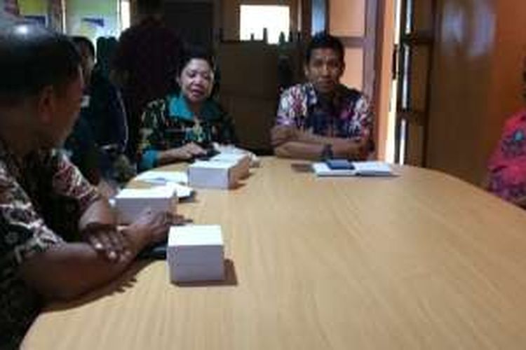 Sri budi Santoso, Kepala Dishubkominfo dan Kustiati Kepala Disdukcapil Kota Pekalongan menjelaskan tentang kepengurusan surat pindah secara online di media centre Kota Pekalongan, Jawa Tengah.