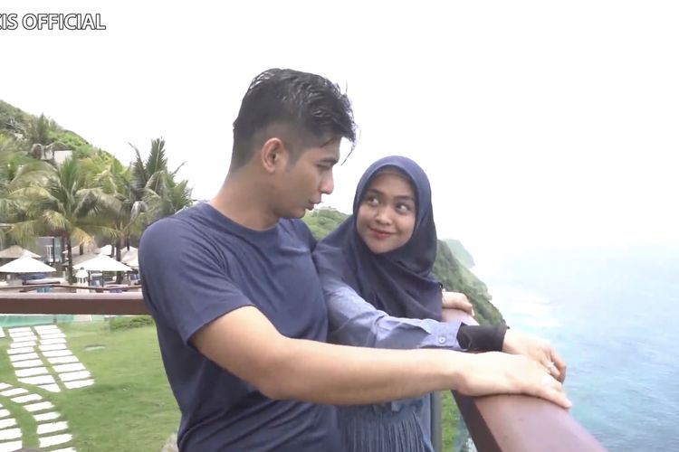 Momen Ria Ricis dan Teuku Ryan jalani bulan madu di sebuah villa mewah di Bali. 