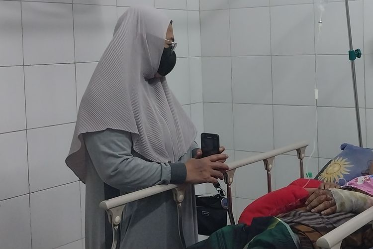 Seorang ibu korban ponsel meledak saat dicas masih tergolek lemah di ruangan IGD RSUD Soekardjo Kota Tasikmalaya, Jawa Barat, Rabu (24/8/2022).