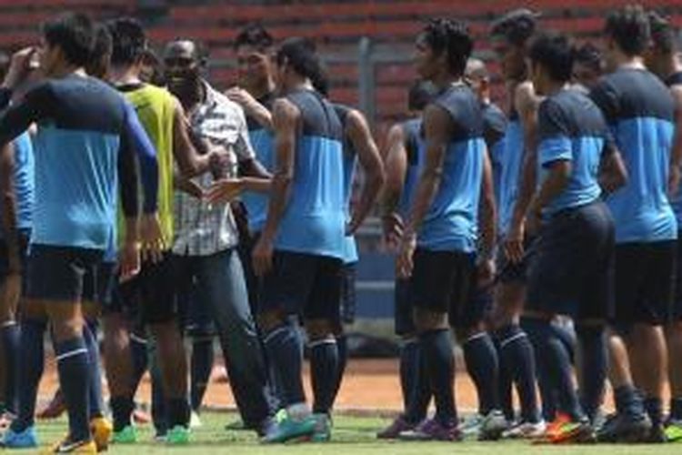 Pelatih Jacksen F Tiago saat latihan tim nasional Indonesia untuk Pra Piala Asia 2015, Maret lalu. Kini, dia menjadi pelatih Indonesai Dream Team untuk melawan Arsenal, Minggu (14/7/2013).