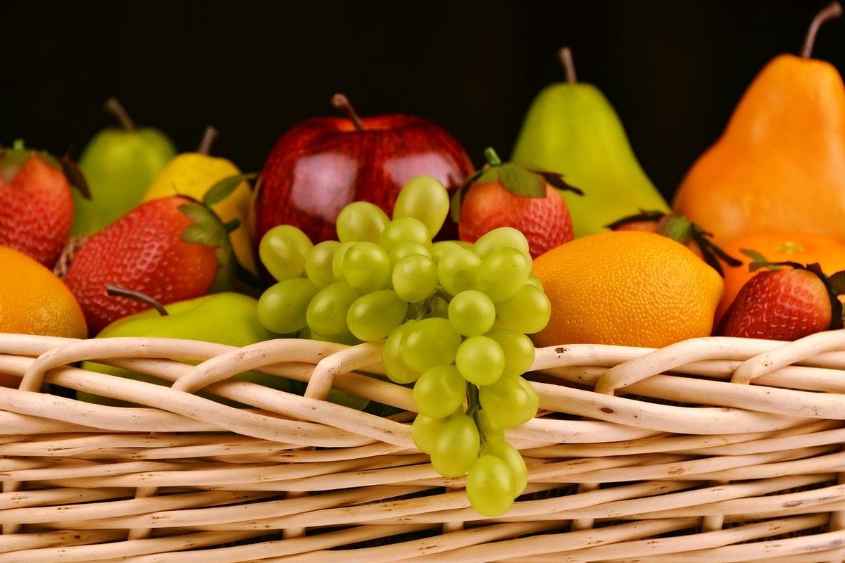 ilustrasi buah. Makanan yang kaya serat alami yang dapat membantu mengatasi sembelit atau sulit Buang Air Besar (BAB).