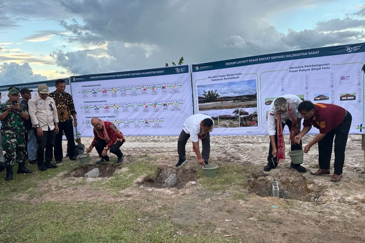 Deputi Bidang Perkoperasian Kementerian Koperasi dan UKM, Ahmad Zabadi; Bupati Sintang, Jarot Winarno melakukan ground breaking pembangunan Pasar Rakyat Binjai Hulu, Sintang, Kalimantan pada Sabtu (5/10/2024).