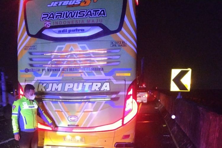 Bus Pariwisata asal Ngawi mengalami kecelakaan di jalan tol Jombang - Mojokerto, Rabu (9/3/2022) malam.
