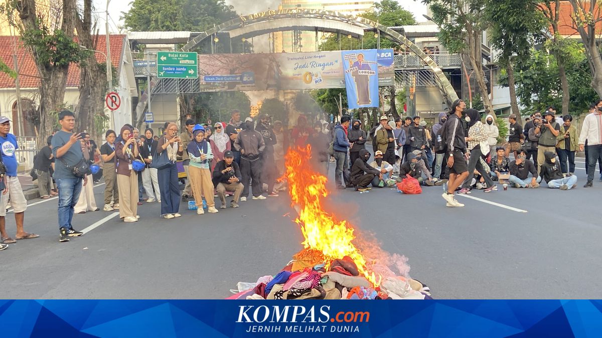 11 Tuntutan Masyarakat Sipil di Depan Gedung Grahadi Surabaya
