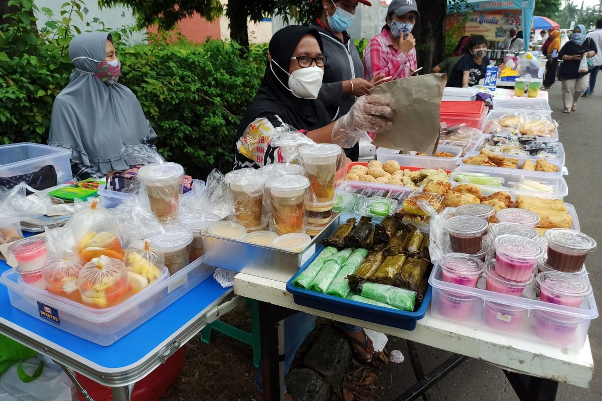 Pedagang makanan ringan di kawasan Taman Galaxy di hari terakhir bulan Ramadhan tahun 2022, Minggu (1/5/2022). Diketahui kawasan Taman Galaxy merupakan salah satu tempat favorit para warga untuk mencari hidangan untuk berbuka puasa. 