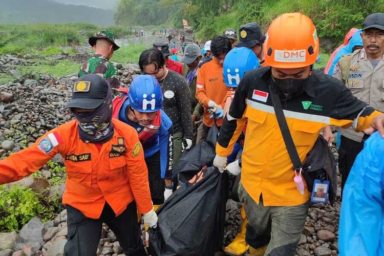 Jenazah Nursyamsia (26) merupakan korban yang terseret material tanah longsor saat melintas di jalanan Dusun Sapiria pada Rabu (16/11/2022) lalu akhirnya ditemukan oleh tim SAR gabungan, Jumat (18/11/2022).