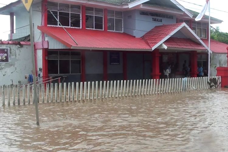Suasana banjir yang menggenangi Lembaga Pemasyarakatan (Lapas) Kelas 2 B Takalar, Kabupaten Takalar, Sulawesi Selatan. Selasa, (22/2/2022).