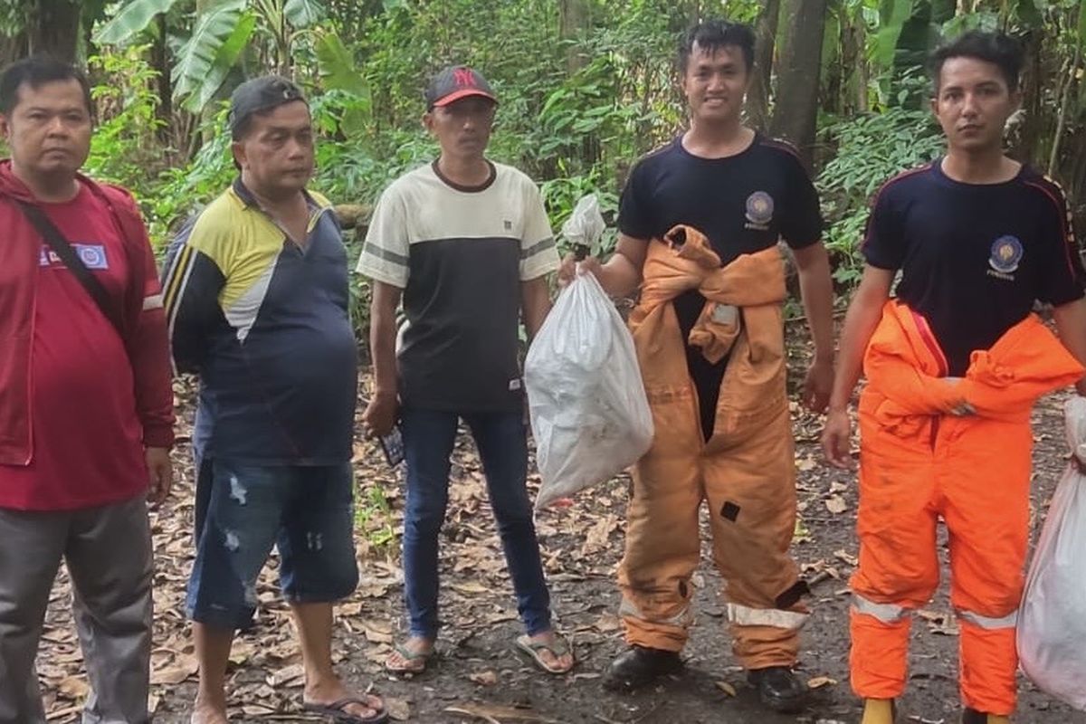 Damkar Sidoarjo usai evakuasi sarang tawon vespa, Minggu (12/10/2025).