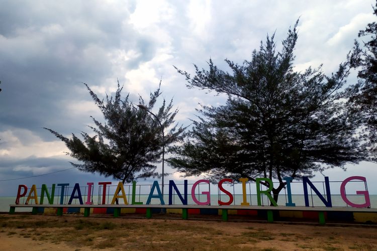 Wisata Pantai Talang Siring di Desa Montok, Kecamatan Larangan, Kabupaten Pamekasan, Jawa Timur, menjadi salah satu wisata favorit saat liburan Idul Fitri. Tahun ini pemerintah membuka tempat wisata dengan jumlah separuh dari kapasitas karena Pamekasan masih di level PPKM level 3.