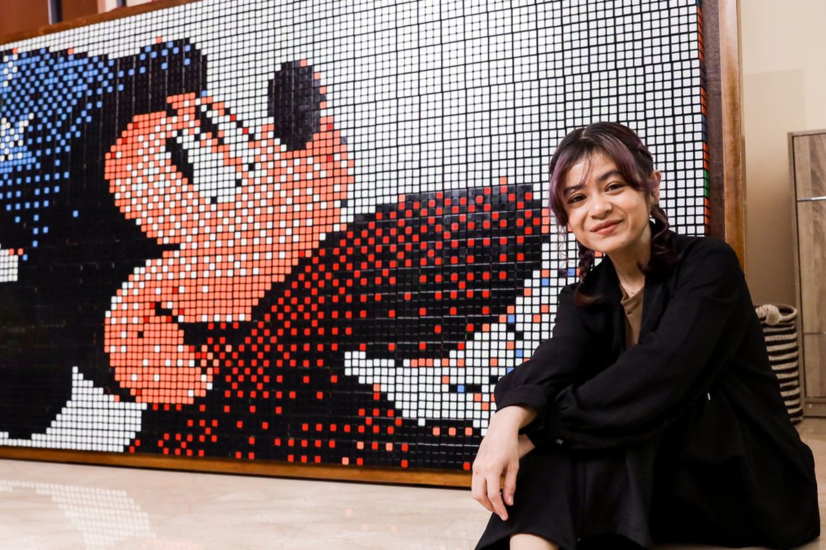 Chintya Akemi Keirayuki bersama karya mosaiknya yang terdiri dari 1.008 buah rubik