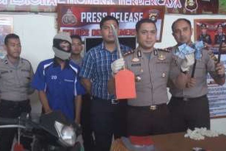 Kapolres OKI AKBP Amazona menunjukkan barang bukti senjata tajam dan uang hasil pungli dari pelaku yang ditangkap di jalan lintas timur Palembang-Lampung tepatnya di Desa Mesuji