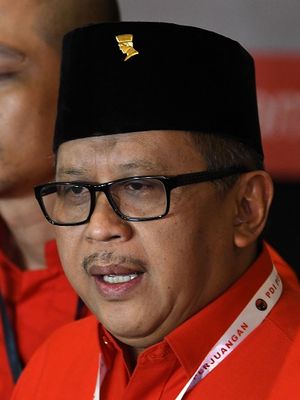 Sekjen Partai Demokrasi Indonesia Perjuangan (PDIP) Hasto Kristiyanto menjawab pertanyaan wartawan di sela Rapat Kerja Nasional (Rakernas) I PDIP di Jakarta, Jumat (10/1/2020). Hasto membantah isu dirinya dijemput tim KPK di Perguruan Tinggi Ilmu Kepolisian (PTIK) terkait kasus suap yang menjerat kader PDIP Harun Masiku dan Komisioner non aktif KPU Wahyu Setiawan. ANTARA FOTO/Aditya Pradana Putra/nz.
  *** Local Caption *** 
