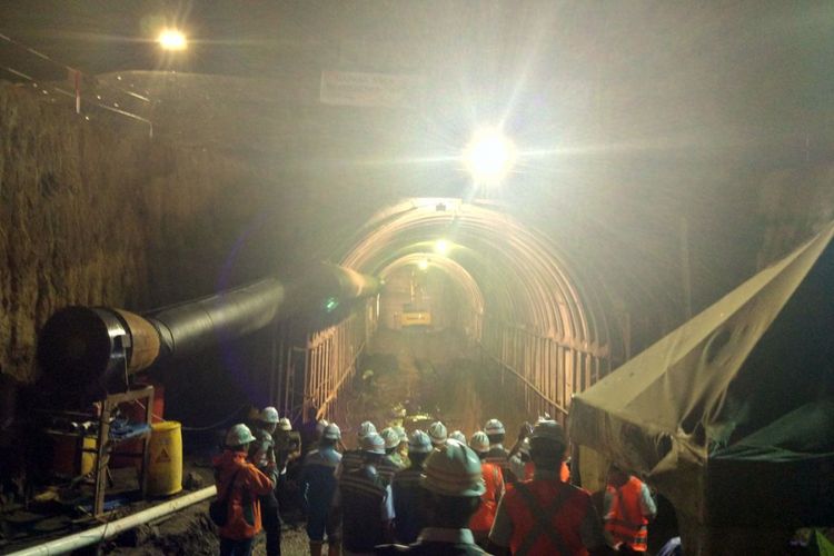 Pembangunan terowongan pada proyek Bendungan Kuwil di Sulawesi Utara, Selasa (14/11/2017). Terdapat dua terowongan yang dibangun dengan panjang masing-masing 520 dan 550 meter.