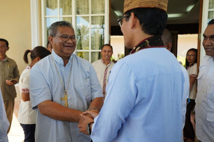 Calon wakil presiden nomor urut 02 Sandiaga Uno mengunjungi Kota Uneng, Kabupaten Sikka, Nusa Tenggara Timur, Senin (25/2/2019). Dalam kunjungannya itu Sandiaga sempat bersilaturahim dengan Uskup Maumere Mosinyur Ewaldus Martinus Sedu dan para pastor Maumere.